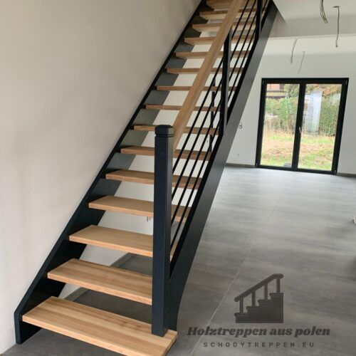 Treppe mit Glasgeländer