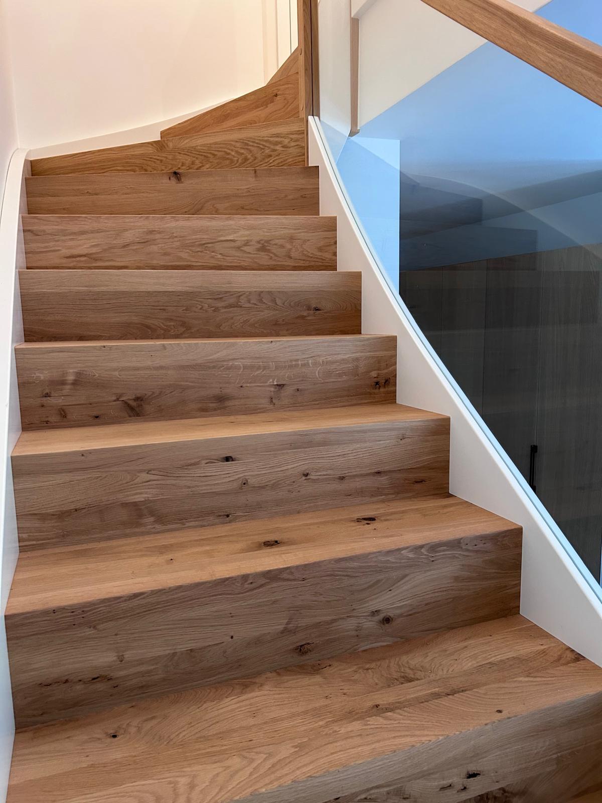 Holztreppe streichen